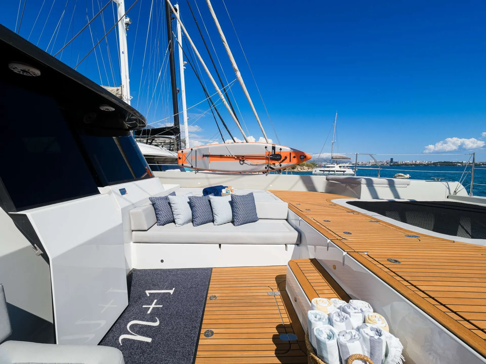 Sunreef 70 n+1 – Foredeck seating