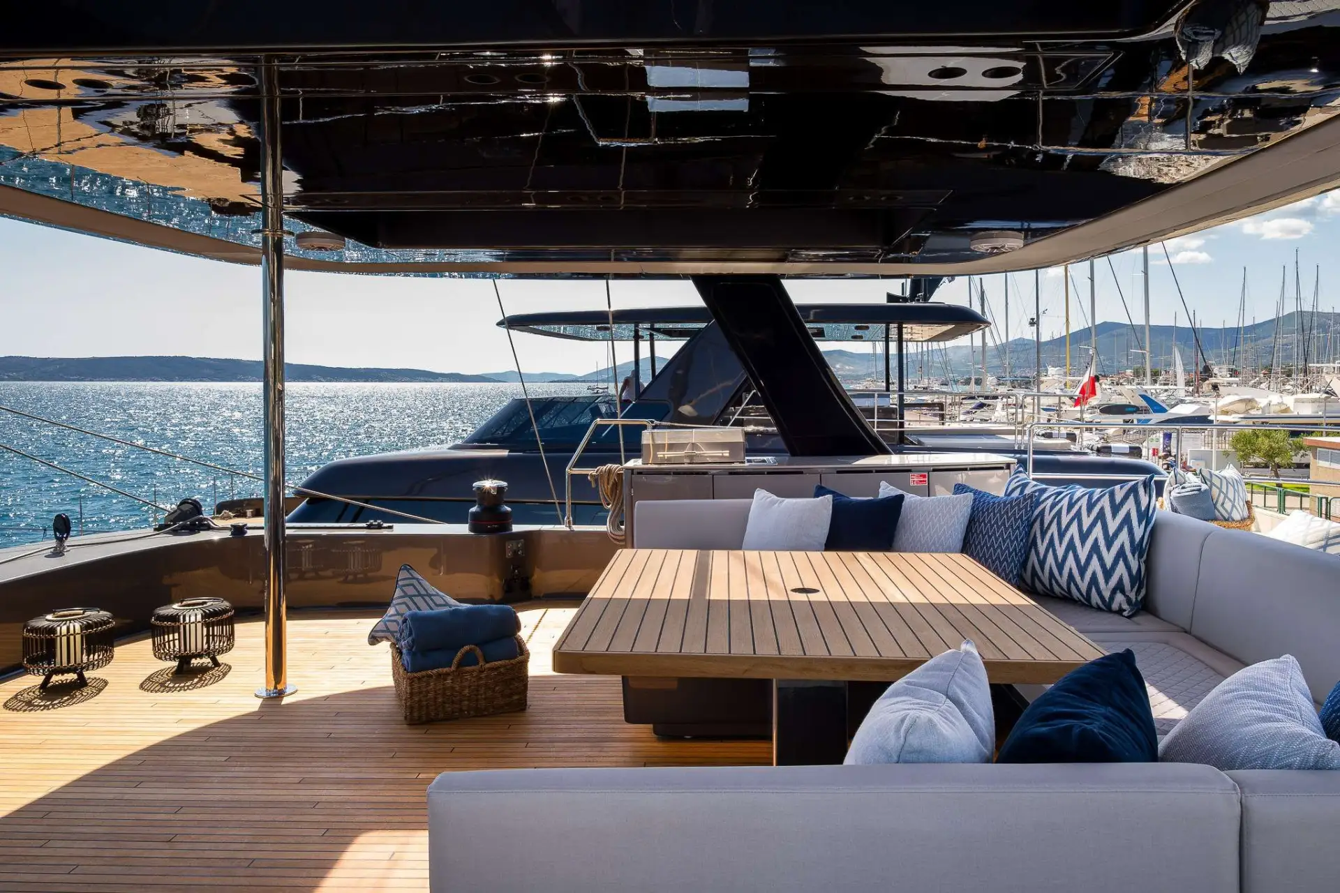 Sunreef 70 n+1 – Flybridge lounge