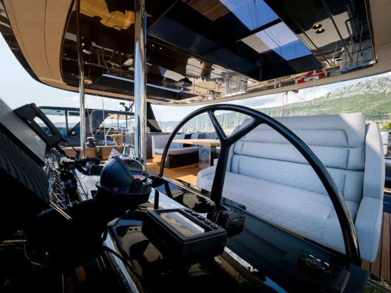 Sunreef 70 n+1 – Helm station