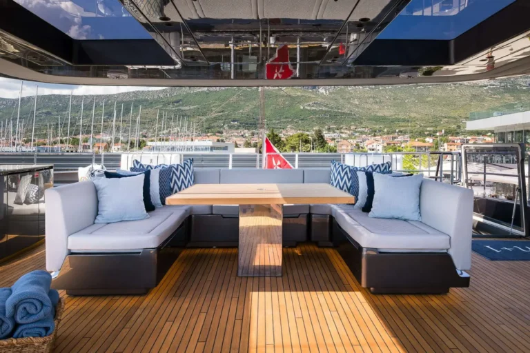 Sunreef 70 n+1 – Flybridge dining