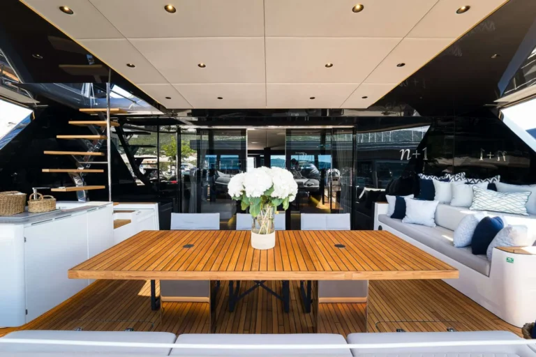 Sunreef 70 n+1 – Aft cockpit dining