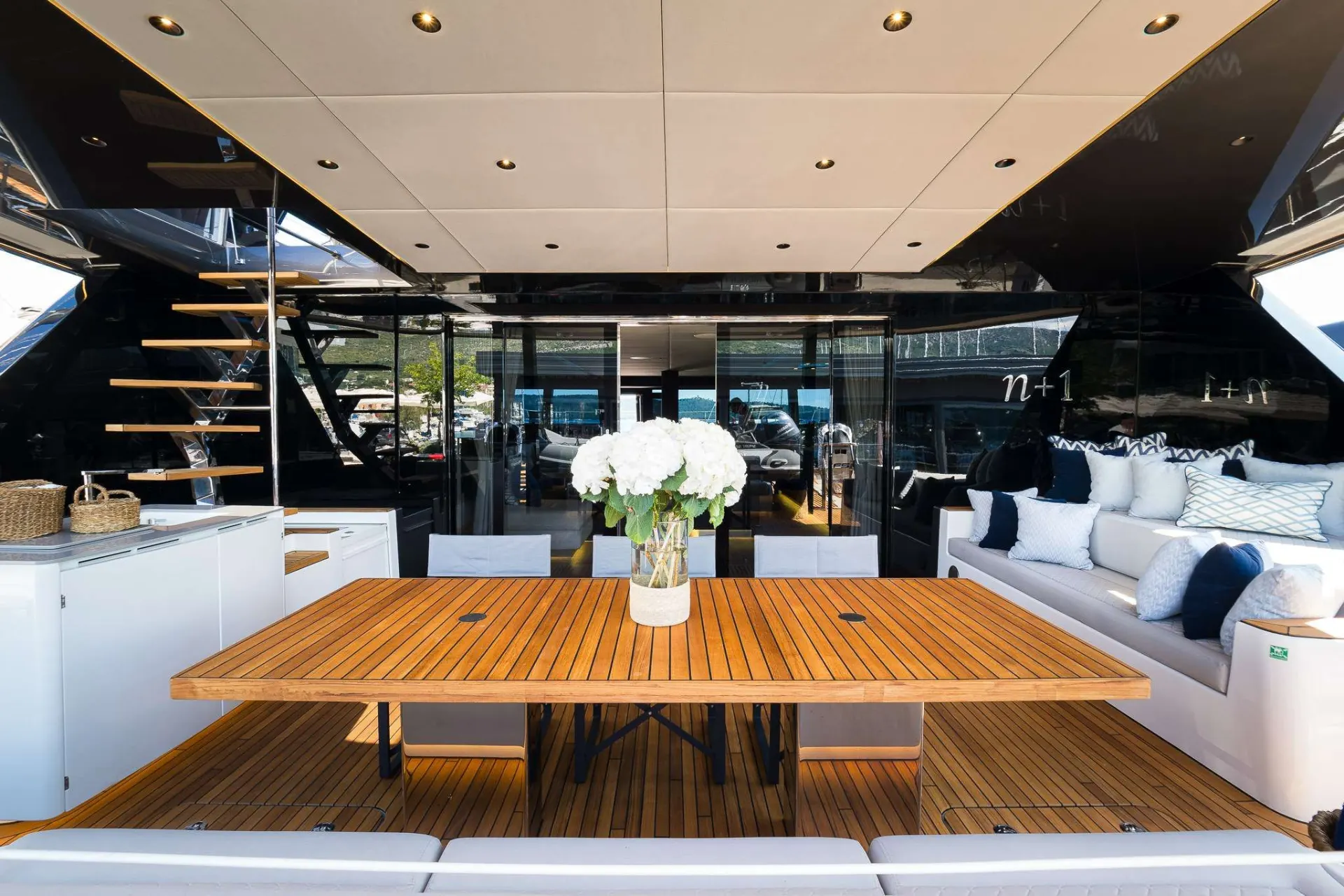 Sunreef 70 n+1 – Aft cockpit dining