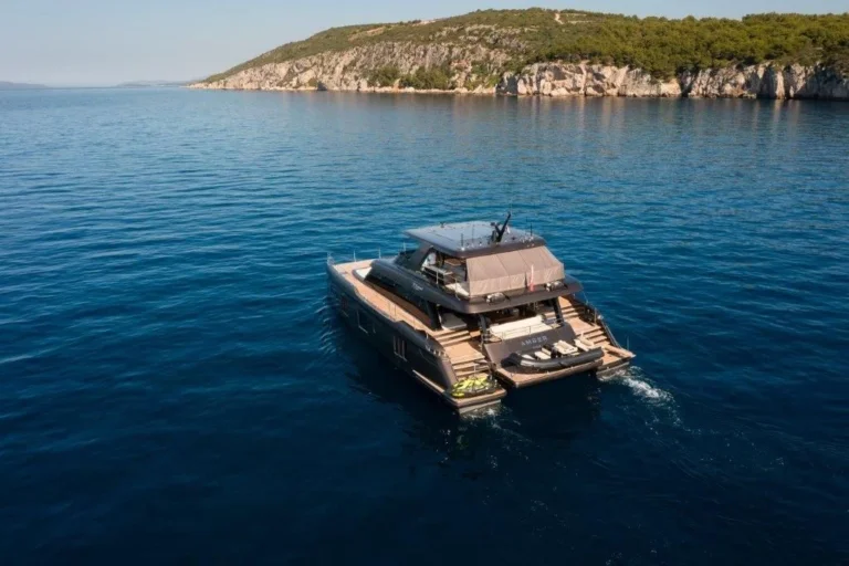 Sunreef 70 Power AMBER ONE – aerial view underway