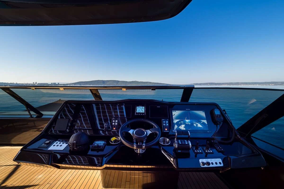 Sunreef 70 Power AMBER ONE – helm station