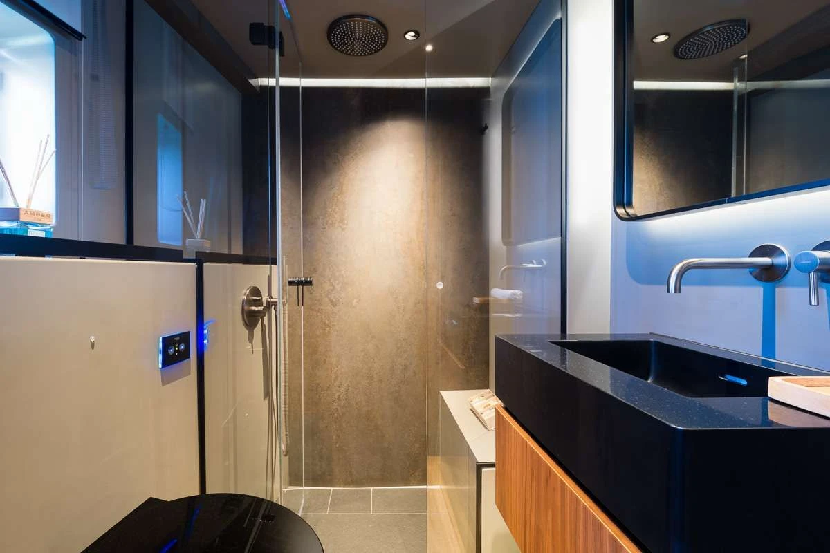 Sunreef 70 Power AMBER ONE – ensuite bathroom
