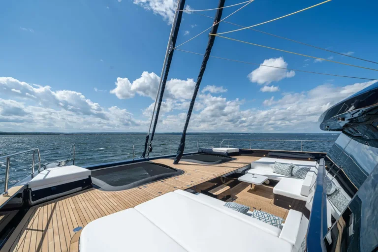 Sunreef 77 ONE PLANET – Foredeck sun lounge