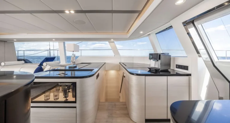 Sunreef 77 ONE PLANET – Saloon bar and coffee station