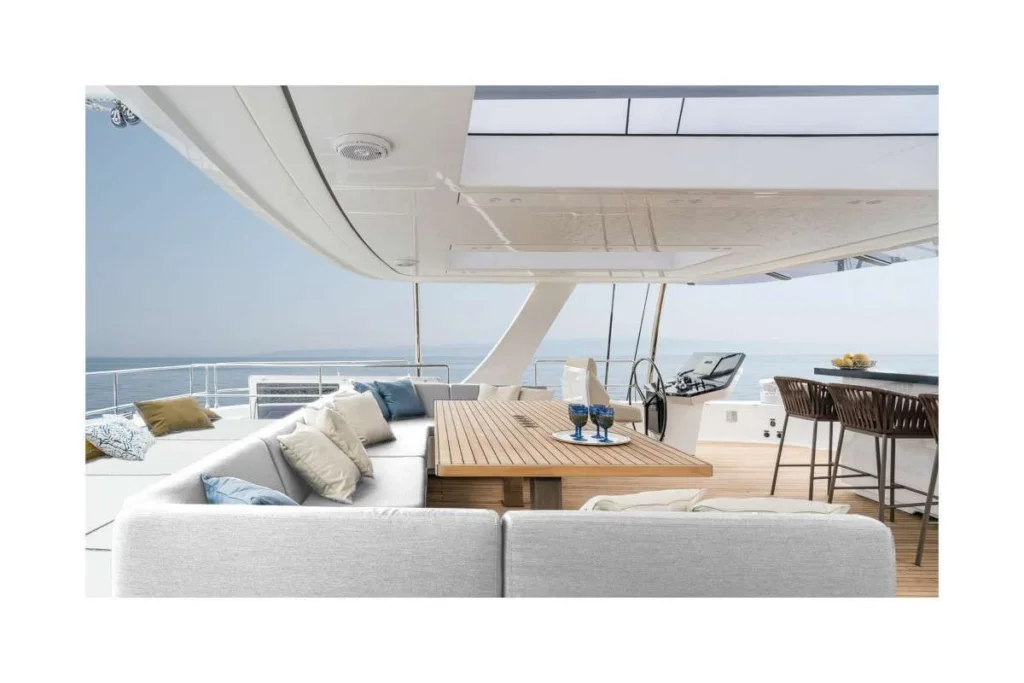 Sunreef 80 7X – foredeck lounge