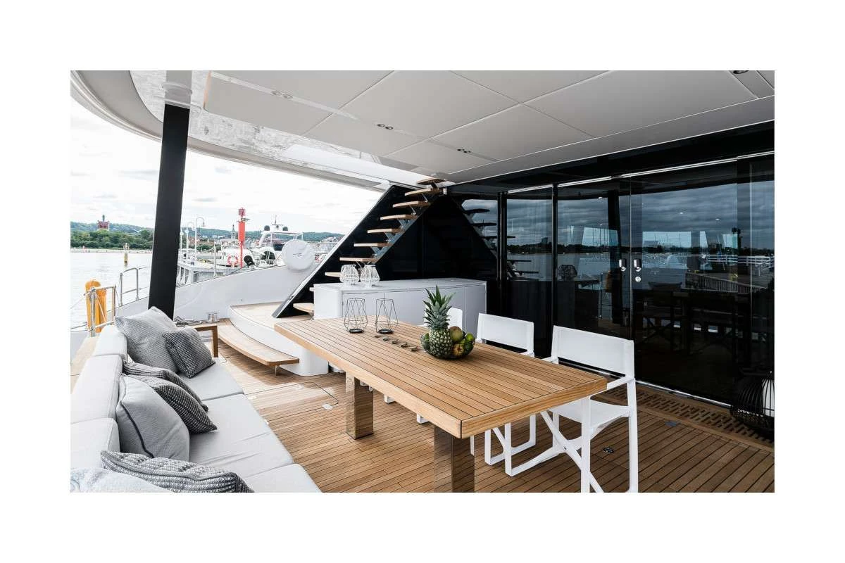 Sunreef 80 7X – aft deck dining