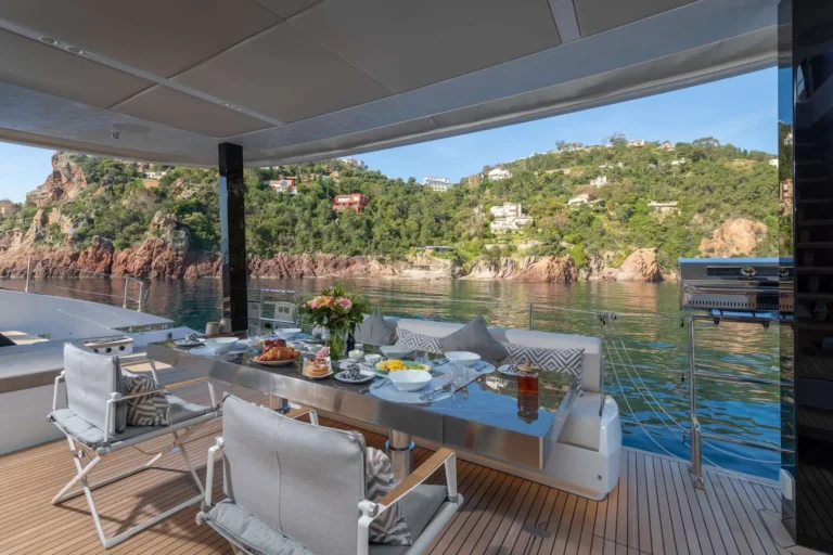 Sunreef 80 ENDLESS HORIZON – Aft deck dining