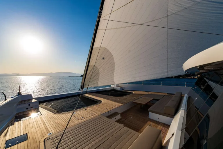 Sunreef 80 ENDLESS HORIZON – Flybridge helm