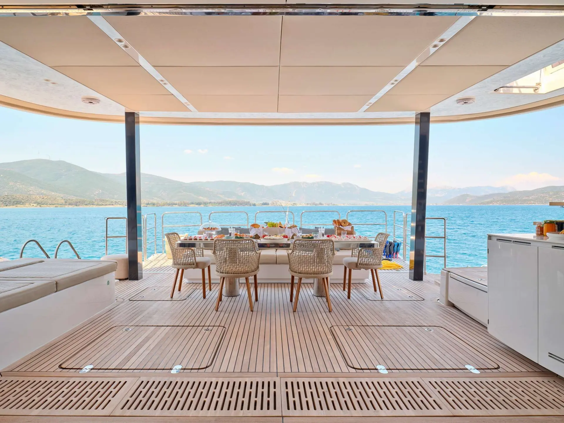 Sunreef 80 GENNY – Aft deck dining