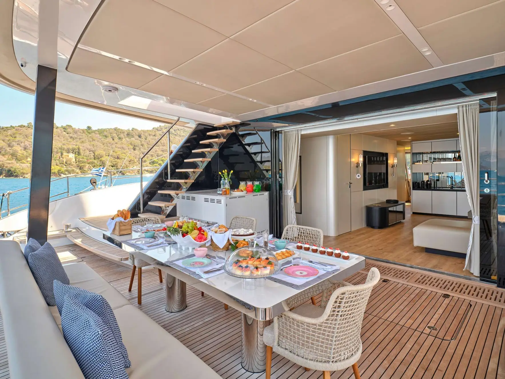 Sunreef 80 GENNY – Aft deck and flybridge stairs
