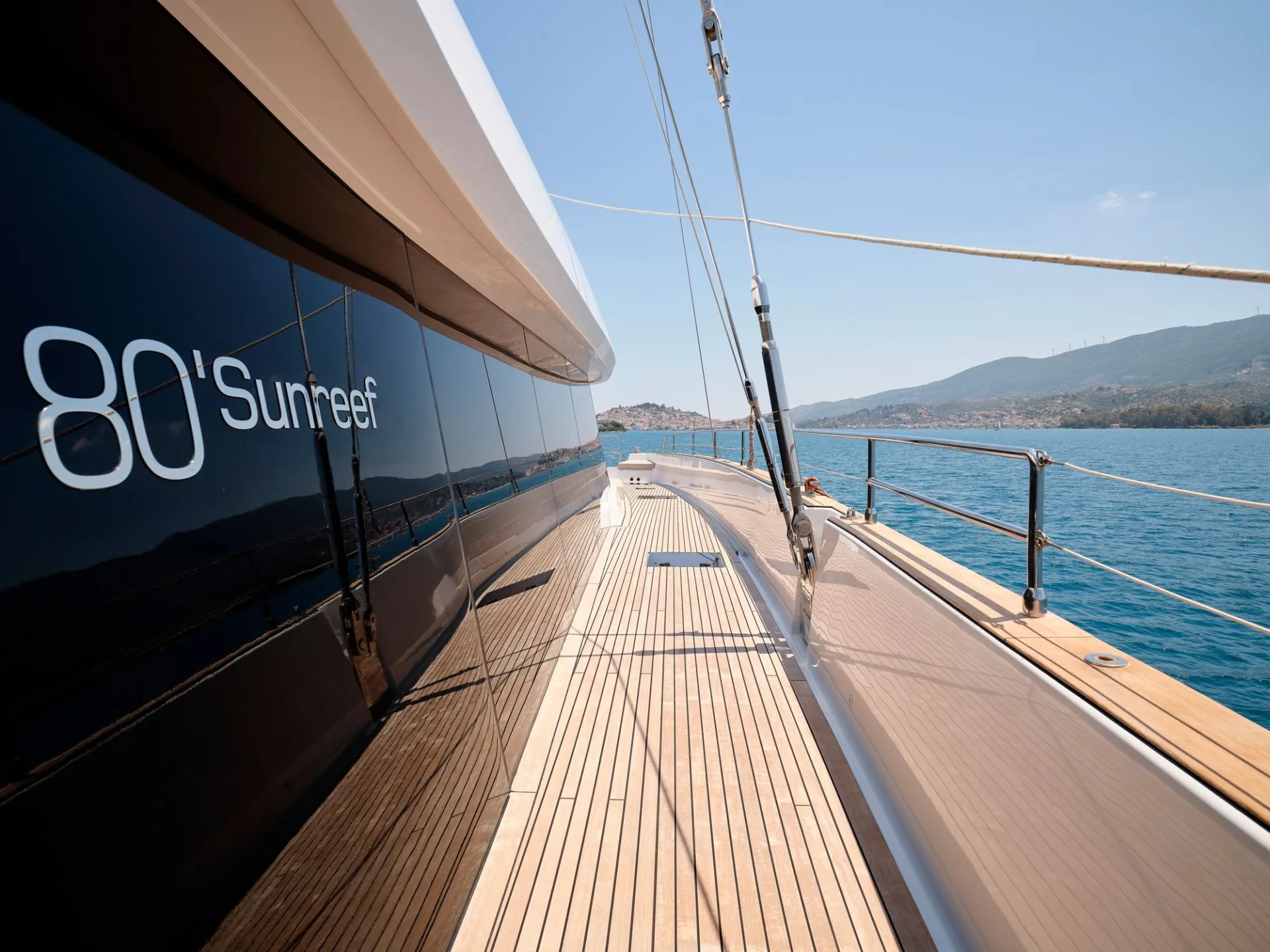 Sunreef 80 GENNY – Side deck