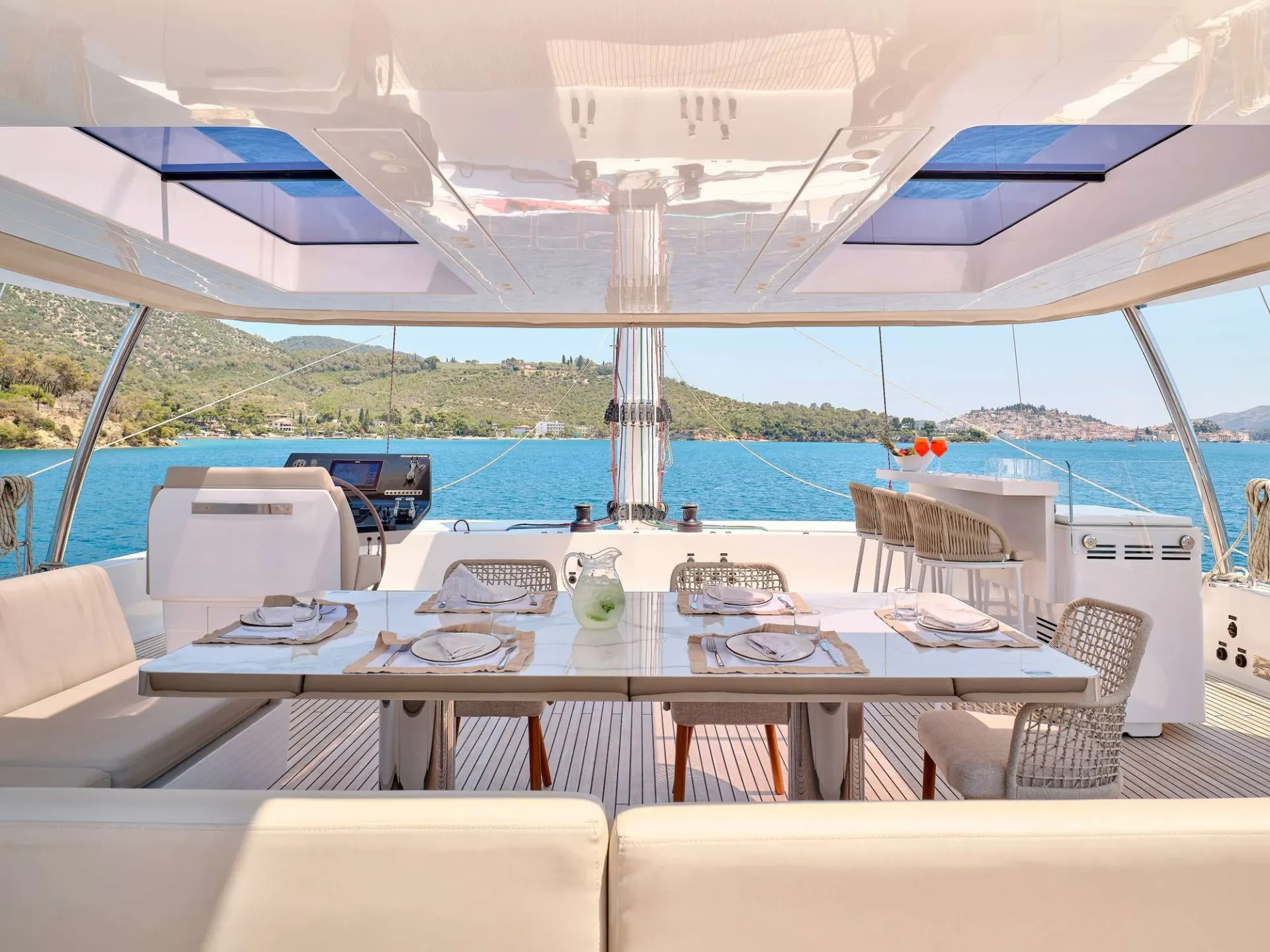 Sunreef 80 GENNY – Flybridge dining