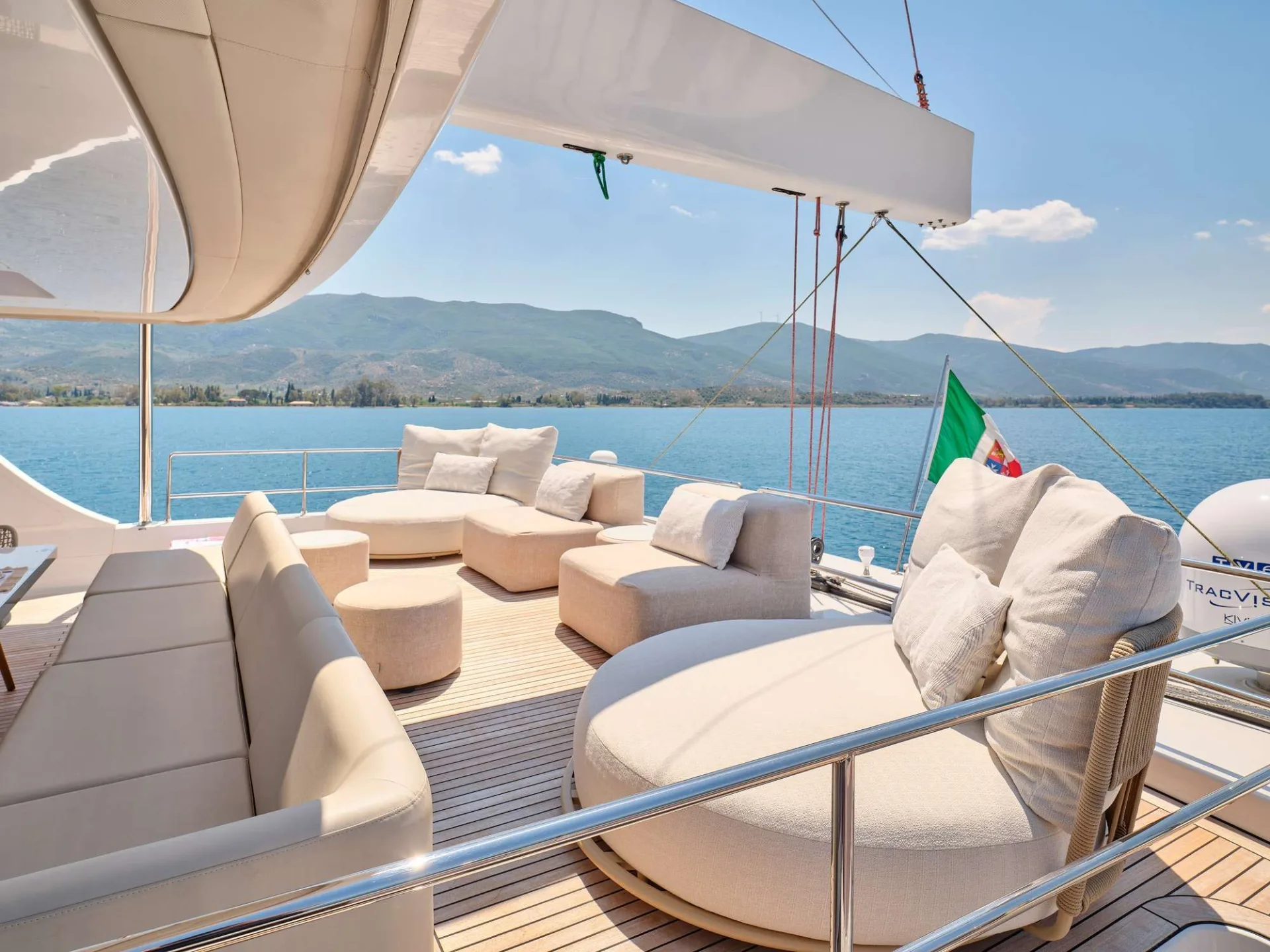 Sunreef 80 GENNY – Flybridge lounge