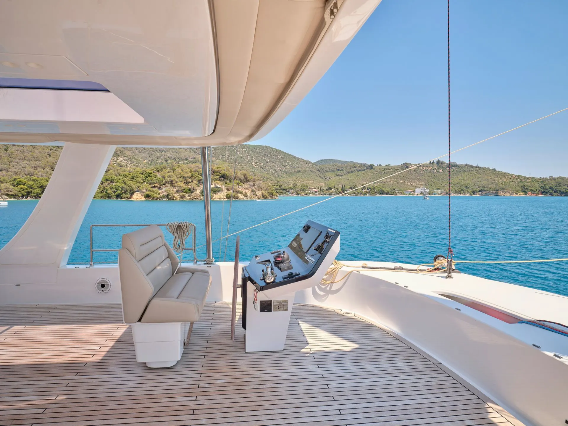 Sunreef 80 GENNY – Flybridge helm