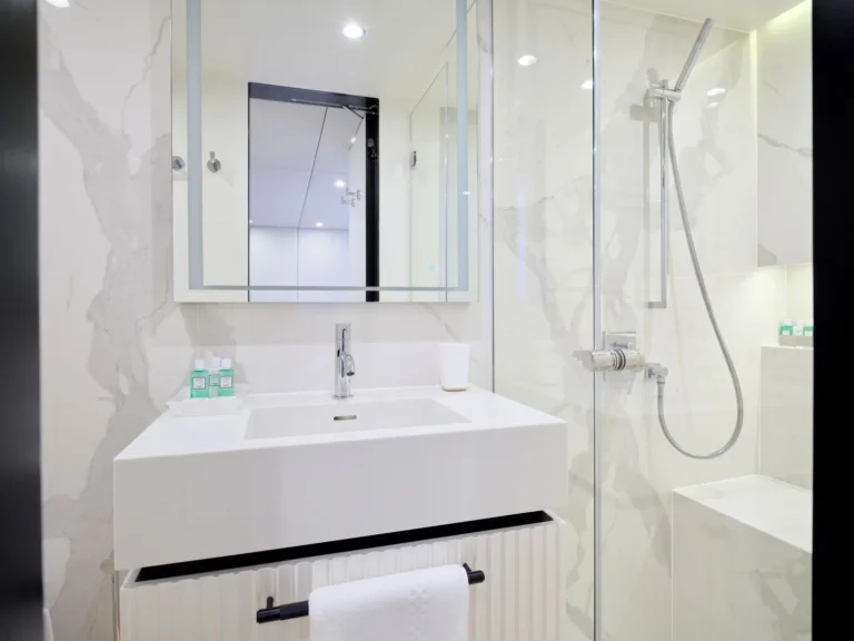 Sunreef 80 GENNY – Shower room