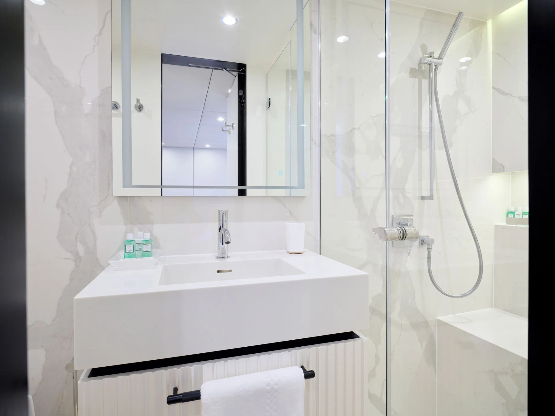 Sunreef 80 GENNY – Shower room
