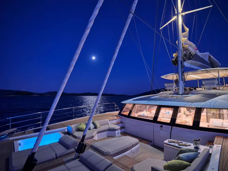 Thira 80 AD ASTRA – Flybridge by night