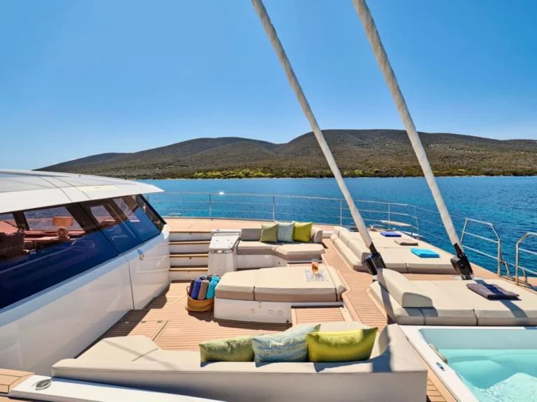 Thira 80 AD ASTRA – Foredeck lounge