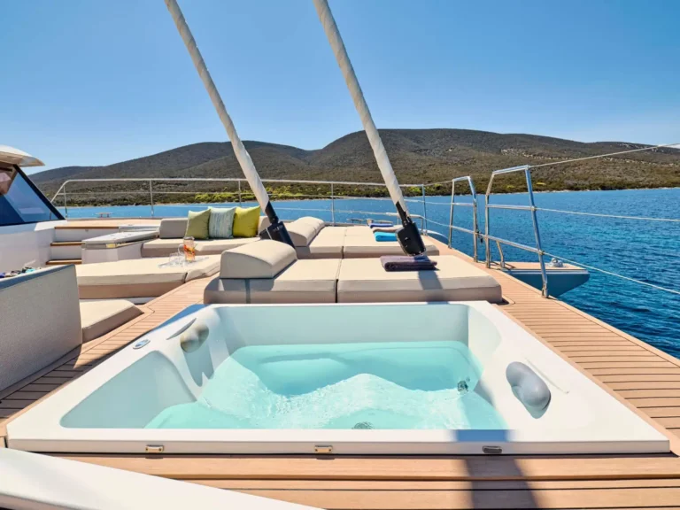 Thira 80 AD ASTRA – Foredeck jacuzzi