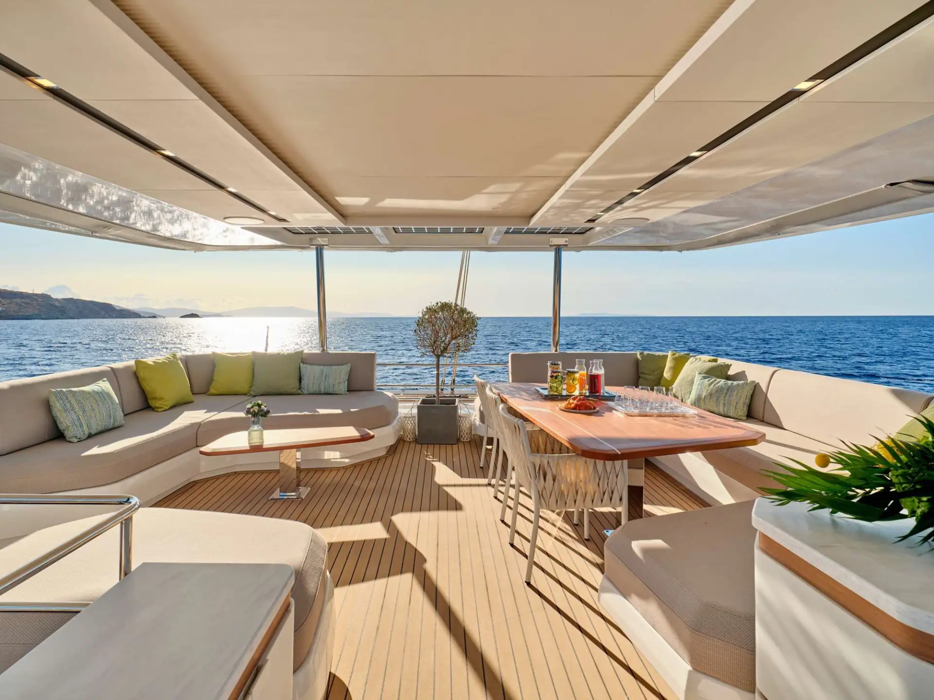Thira 80 AD ASTRA – Flybridge lounge and dining