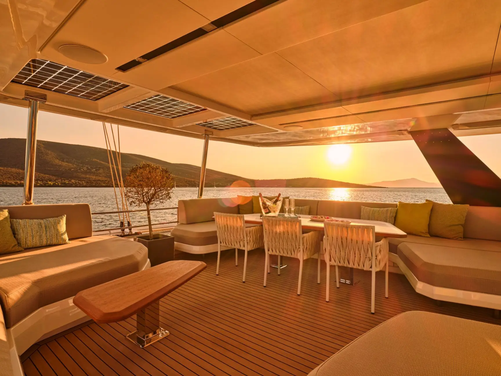 Thira 80 AD ASTRA – Flybridge at sunset