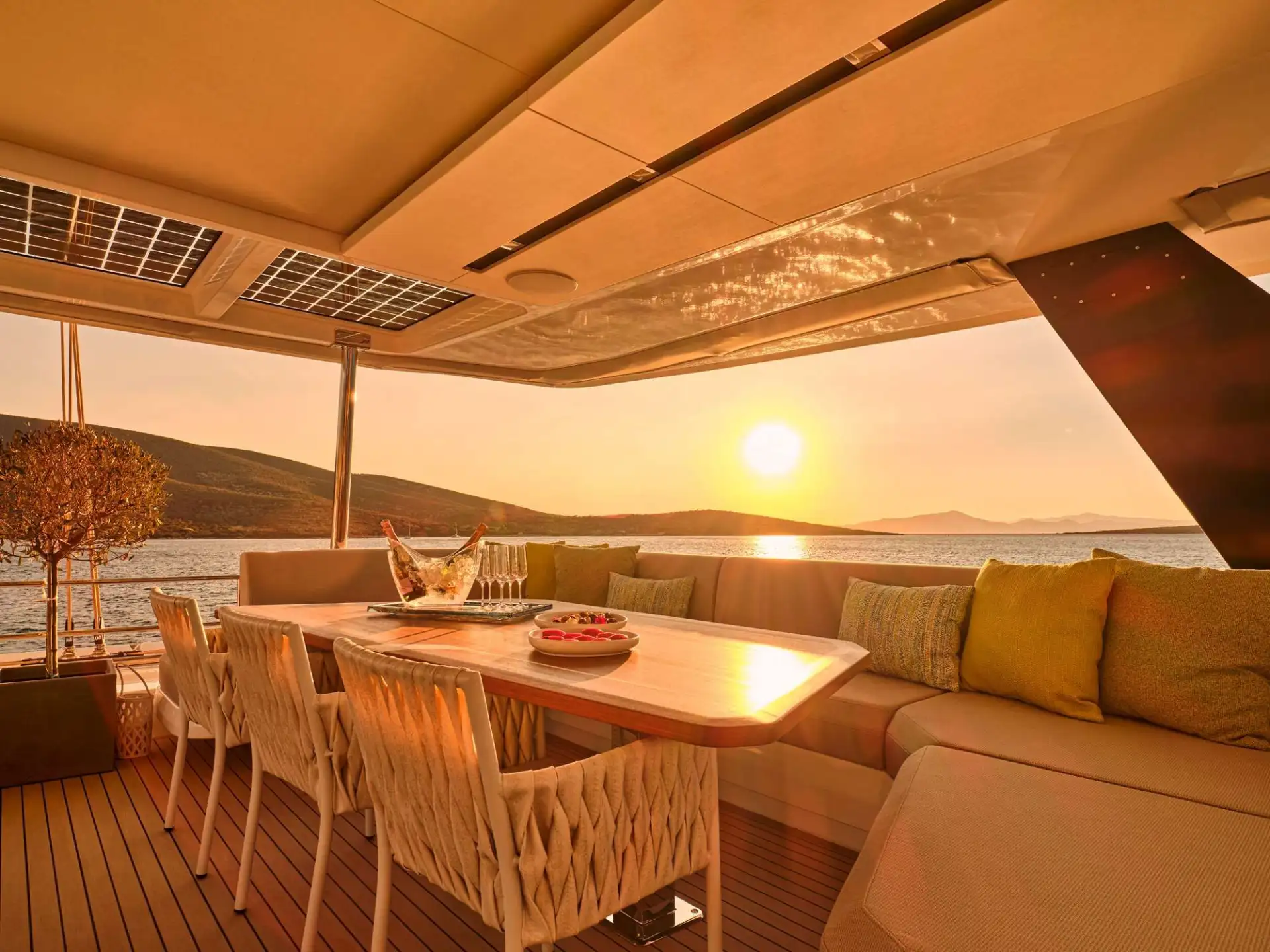 Thira 80 AD ASTRA – Flybridge sunset dining