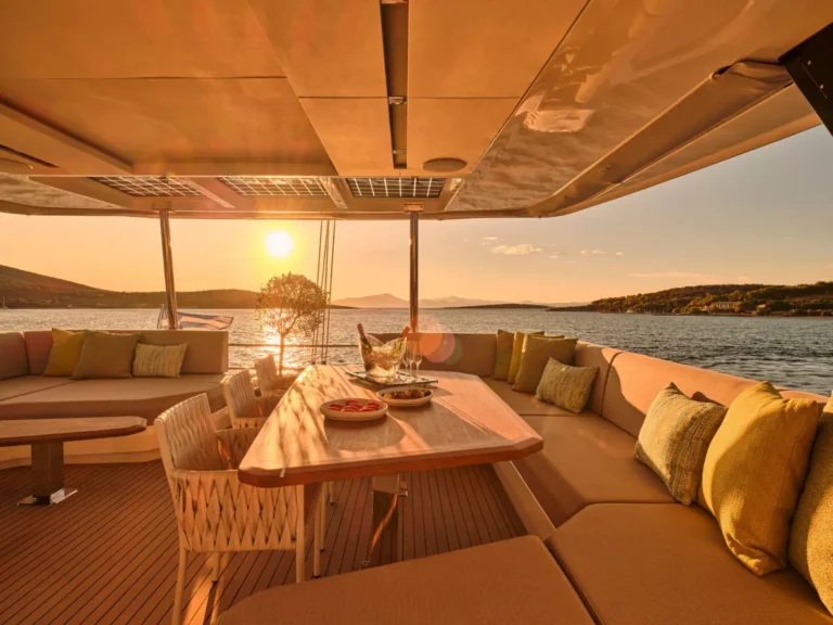 Thira 80 AD ASTRA – Flybridge dining
