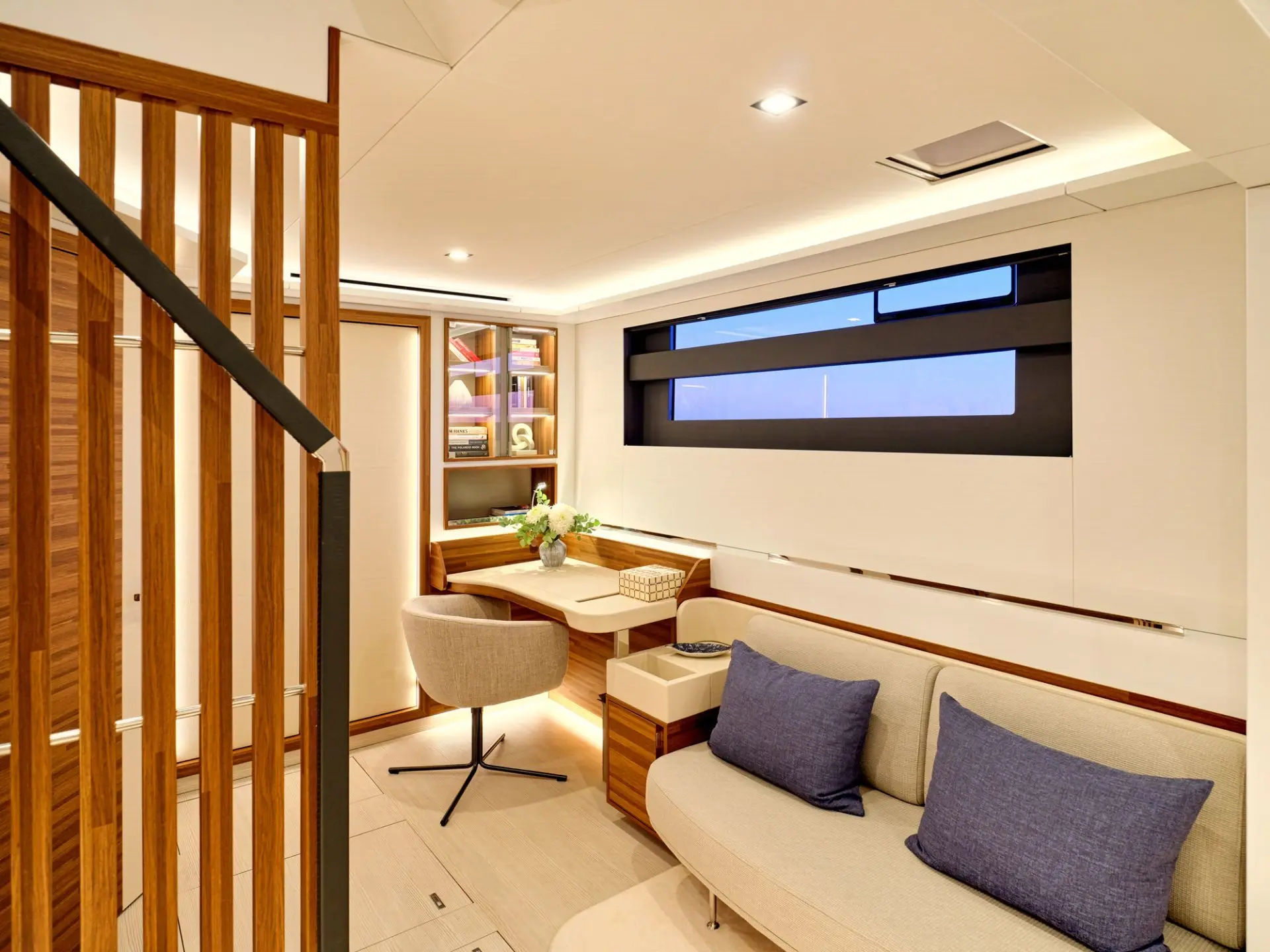 Thira 80 AD ASTRA – Owner’s suite desk