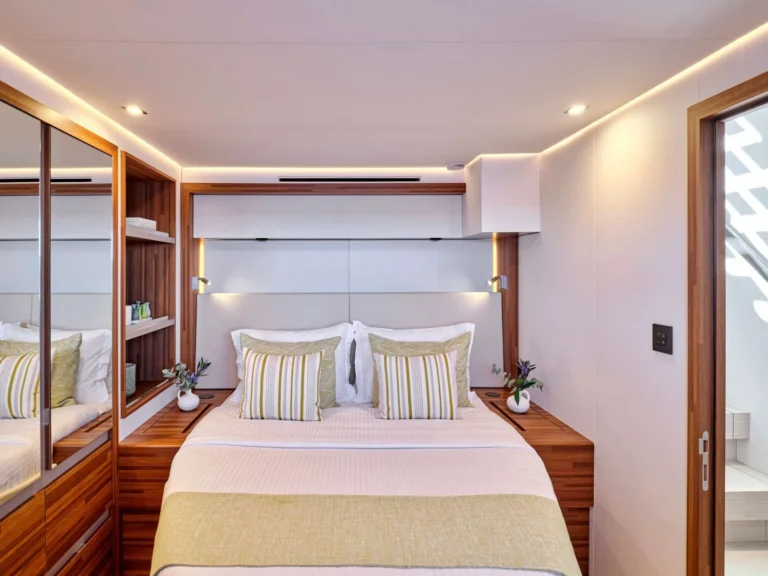 Thira 80 AD ASTRA – Queen guest cabin
