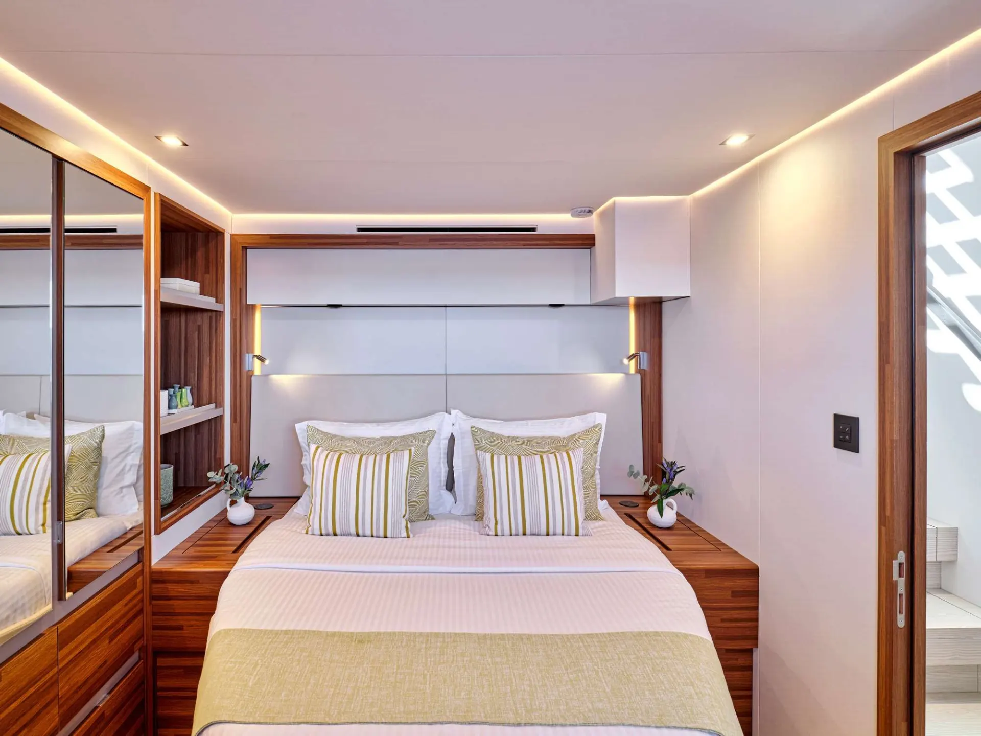 Thira 80 AD ASTRA – Queen guest cabin