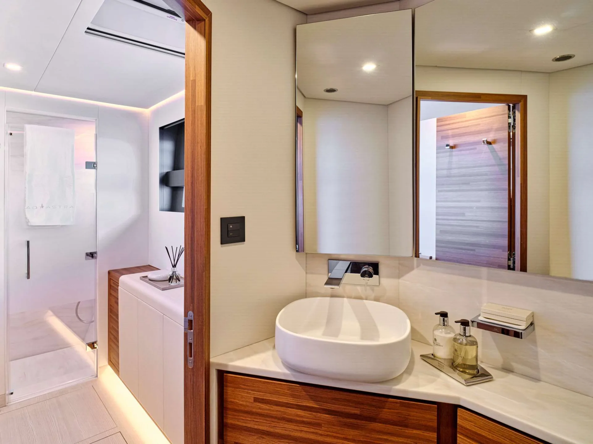 Thira 80 AD ASTRA – Guest bathroom