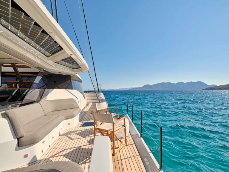 Thira 80 ALOIA 80 – Side deck