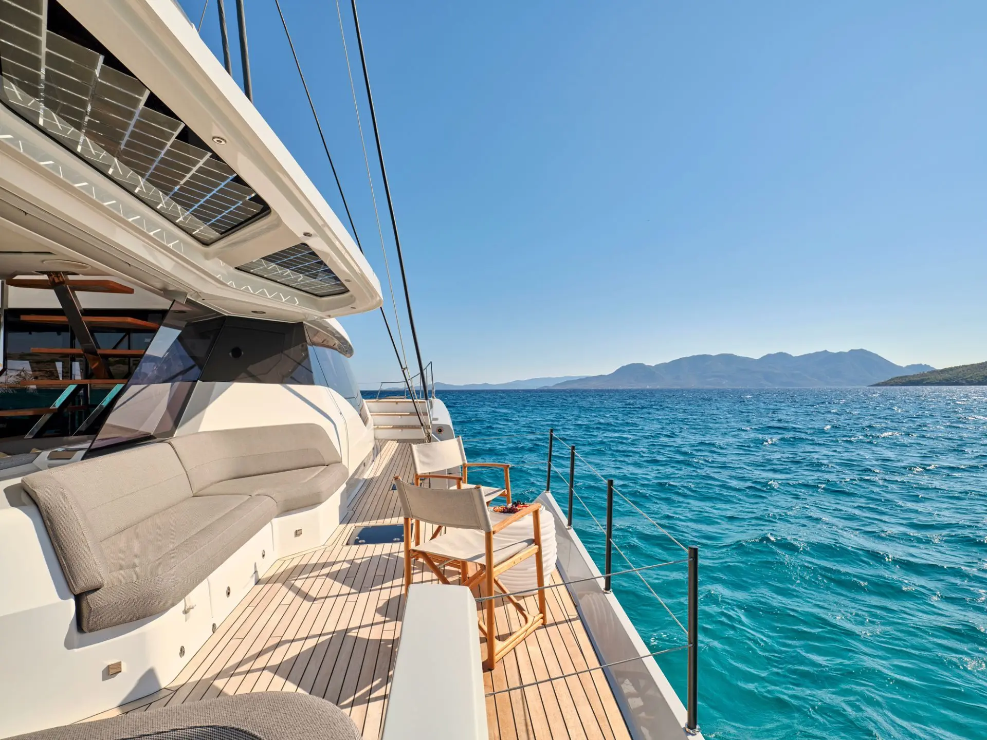 Thira 80 ALOIA 80 – Side deck