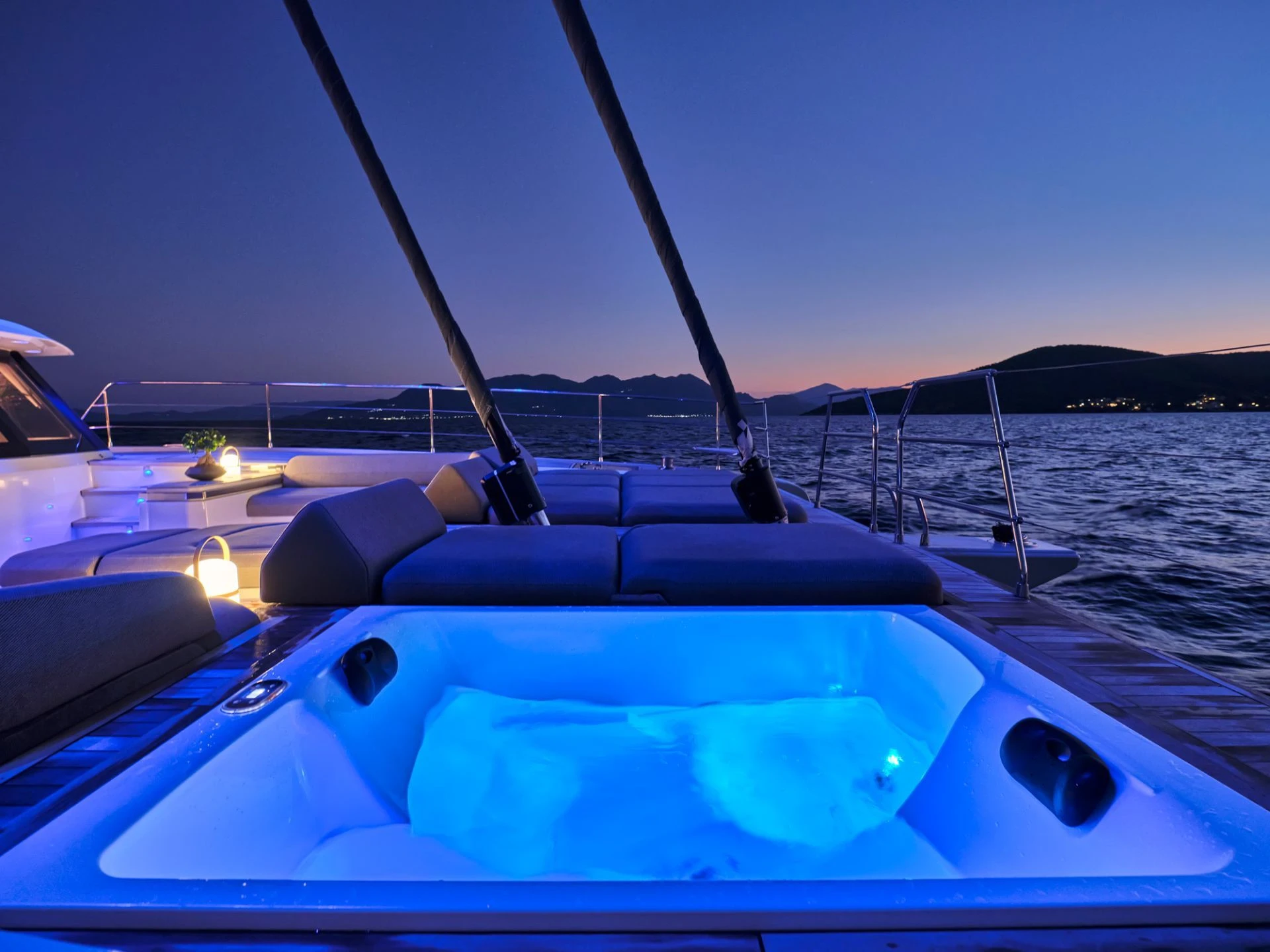 Thira 80 ALOIA 80 – Foredeck Jacuzzi by night