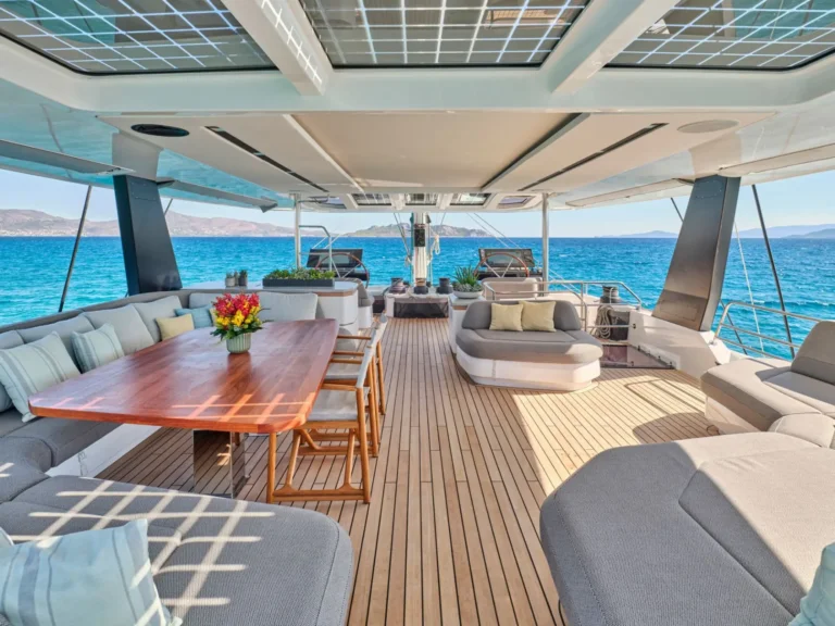 Thira 80 ALOIA 80 – Flybridge dining
