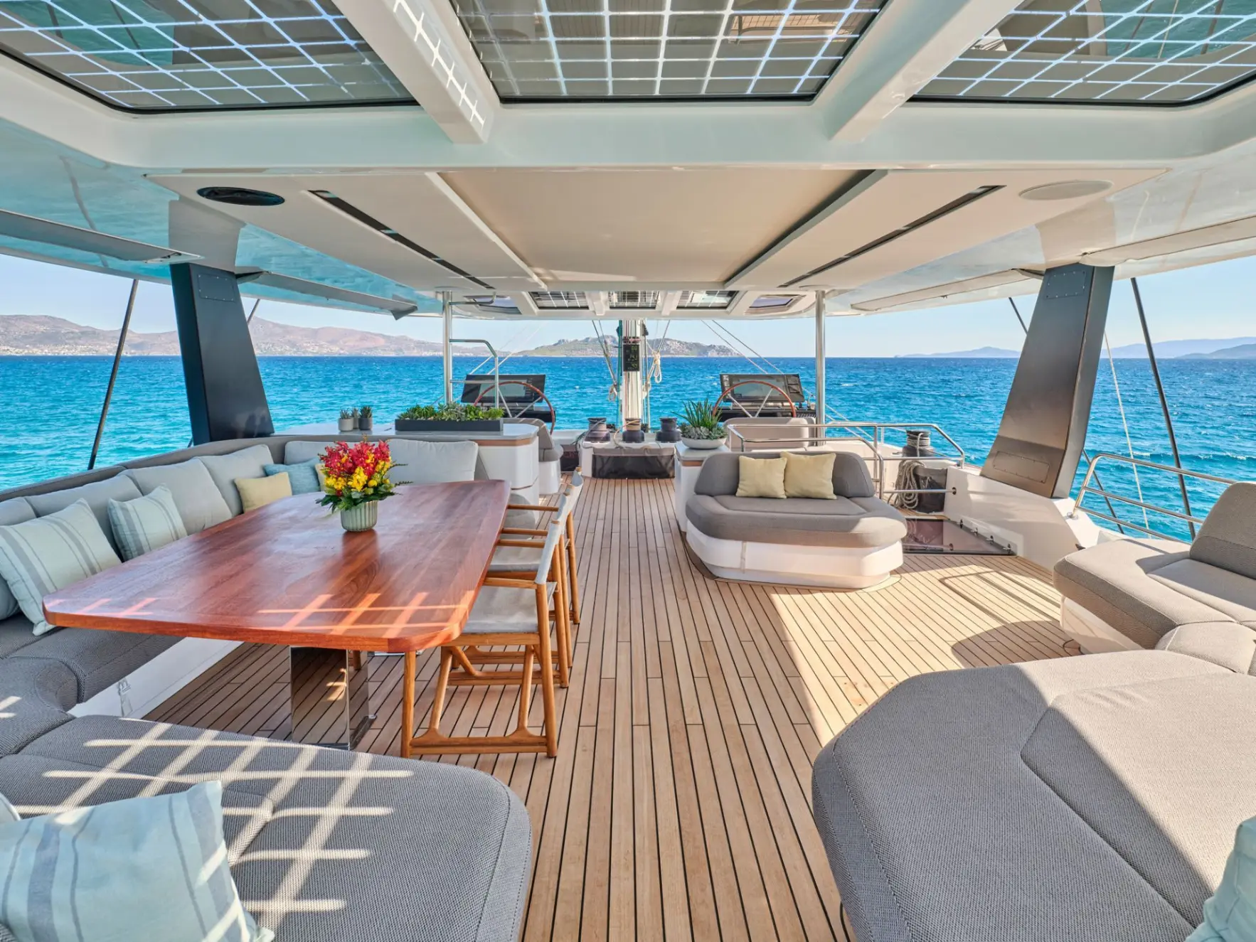 Thira 80 ALOIA 80 – Flybridge dining