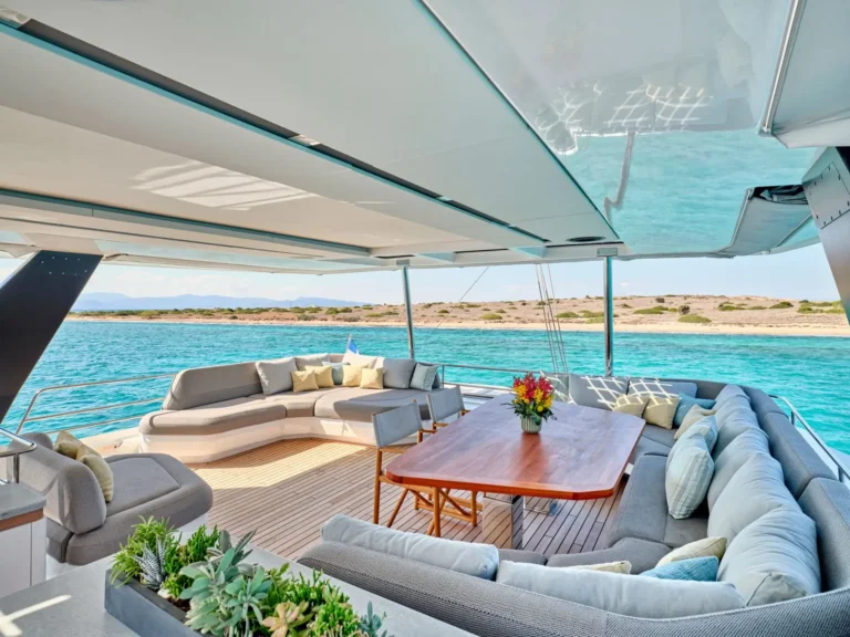 Thira 80 ALOIA 80 – Flybridge lounge