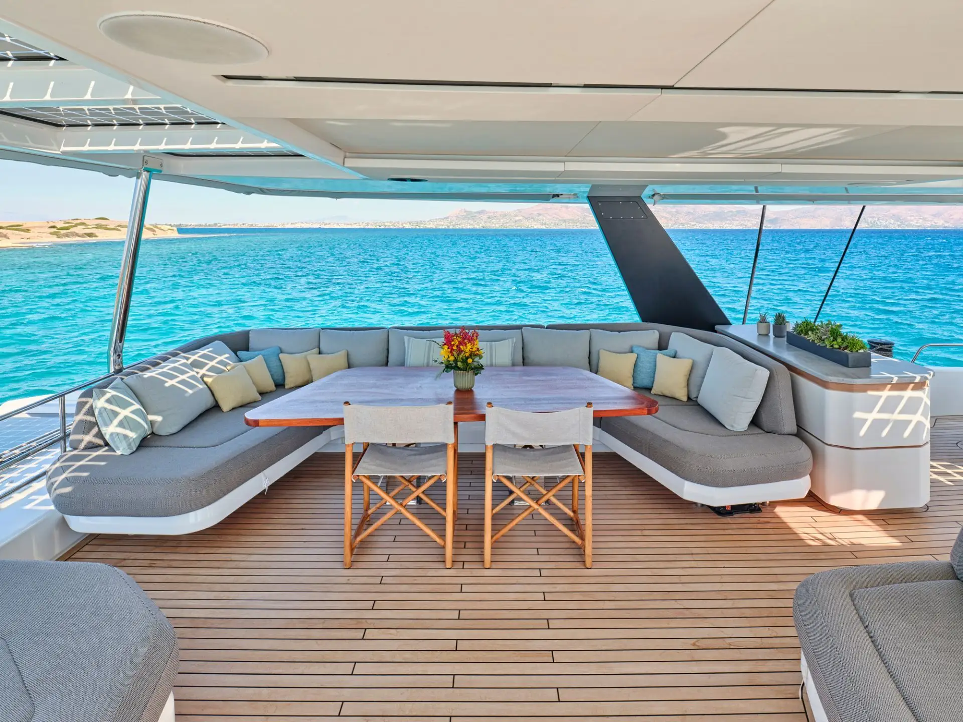 Thira 80 ALOIA 80 – Flybridge seating