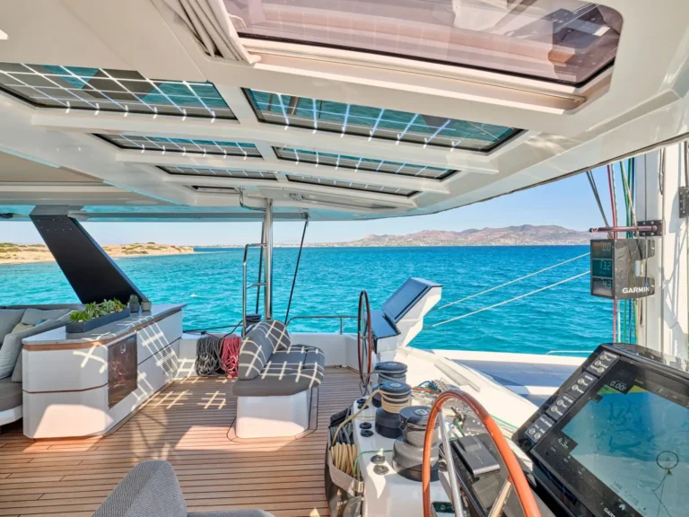 Thira 80 ALOIA 80 – Flybridge helm