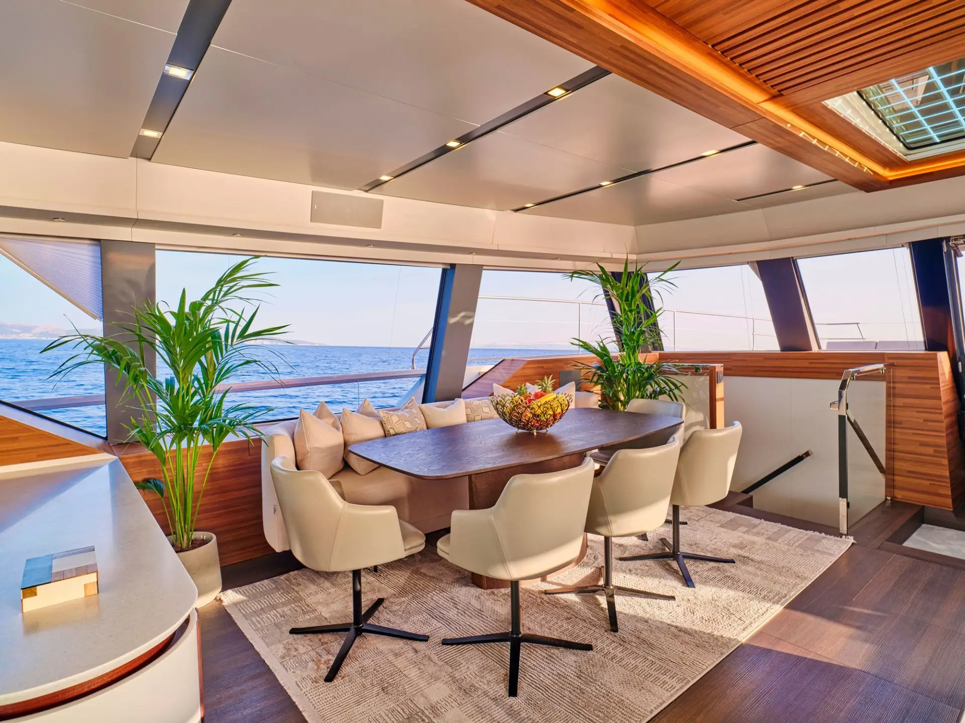 Thira 80 ALOIA 80 – Saloon dining