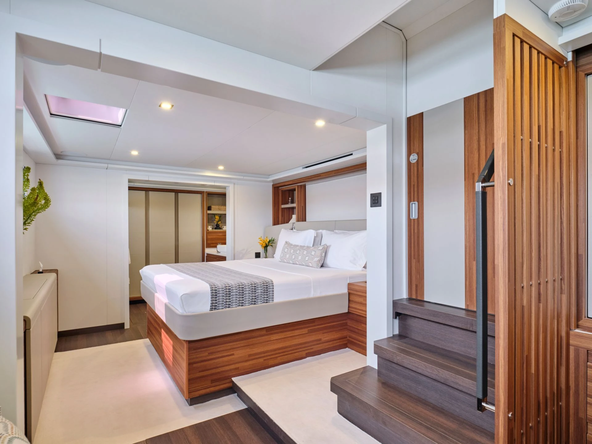 Thira 80 ALOIA 80 – Owner’s suite