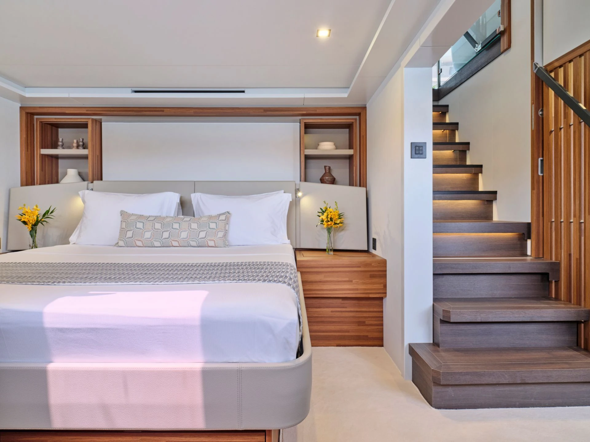Thira 80 ALOIA 80 – Owner’s suite bed