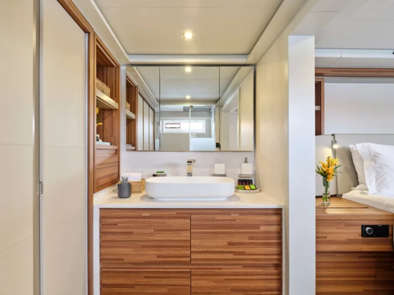 Thira 80 ALOIA 80 – Owner’s bathroom