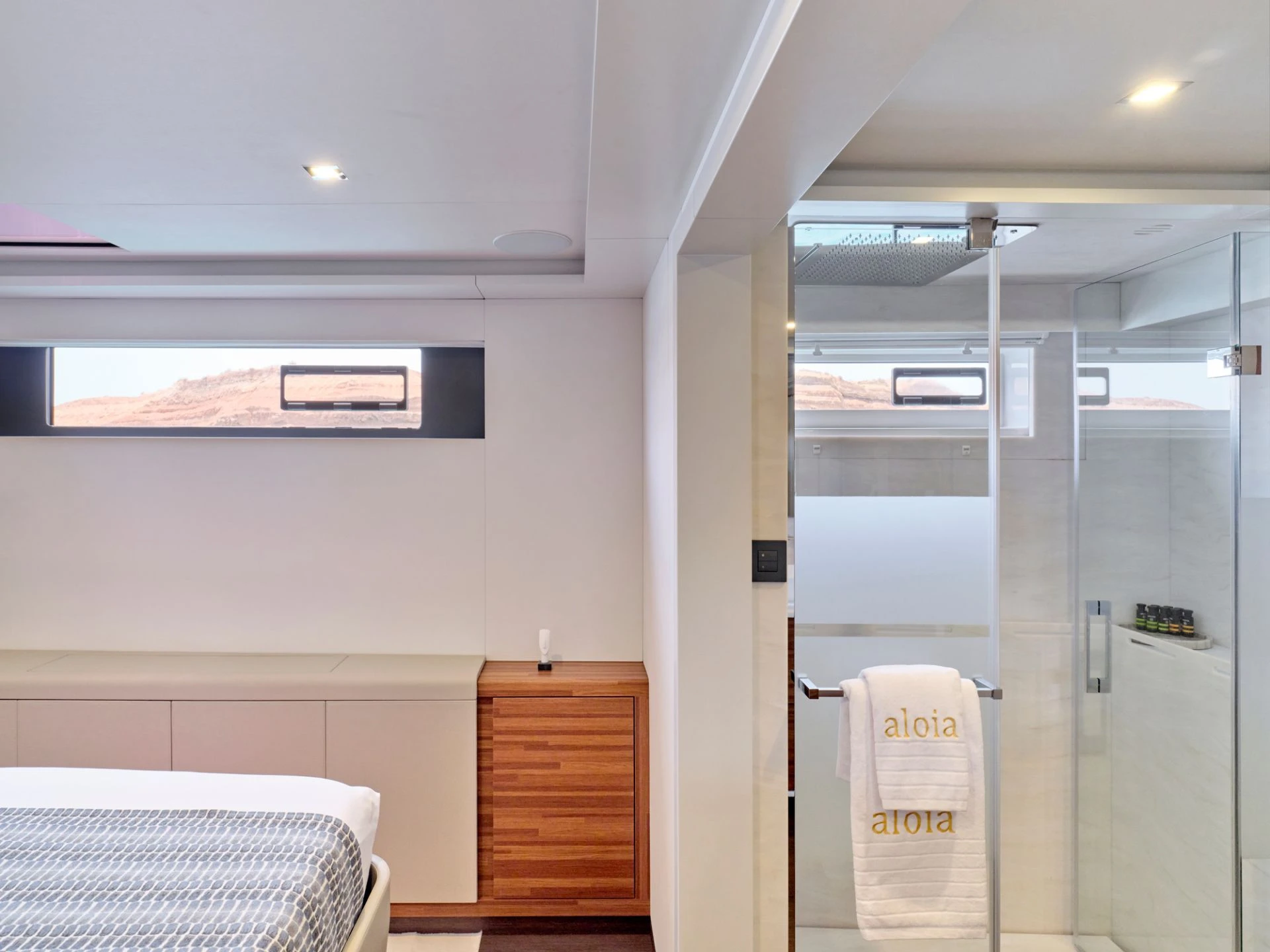 Thira 80 ALOIA 80 – Guest cabin and bathroom