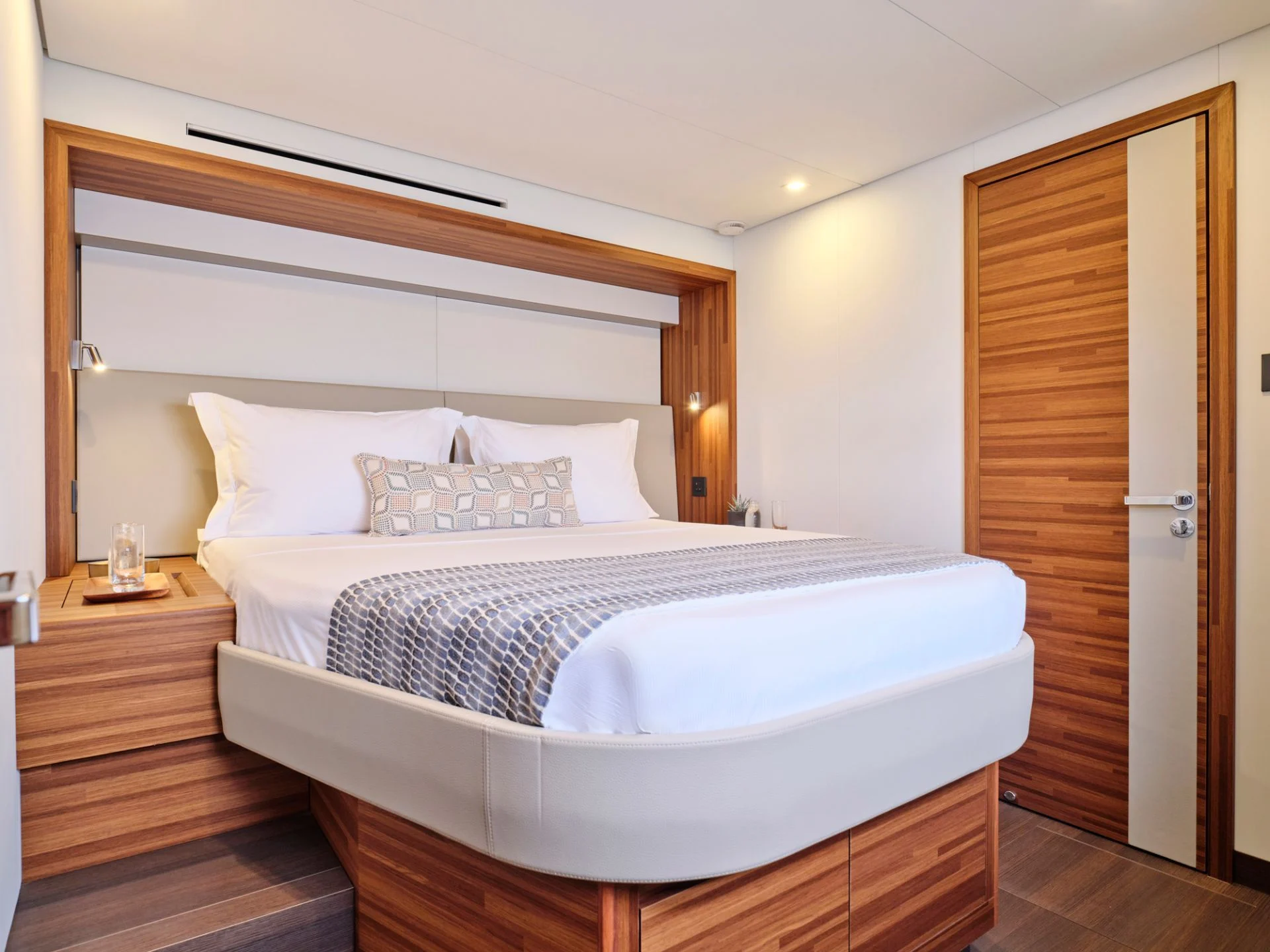 Thira 80 ALOIA 80 – Queen guest cabin