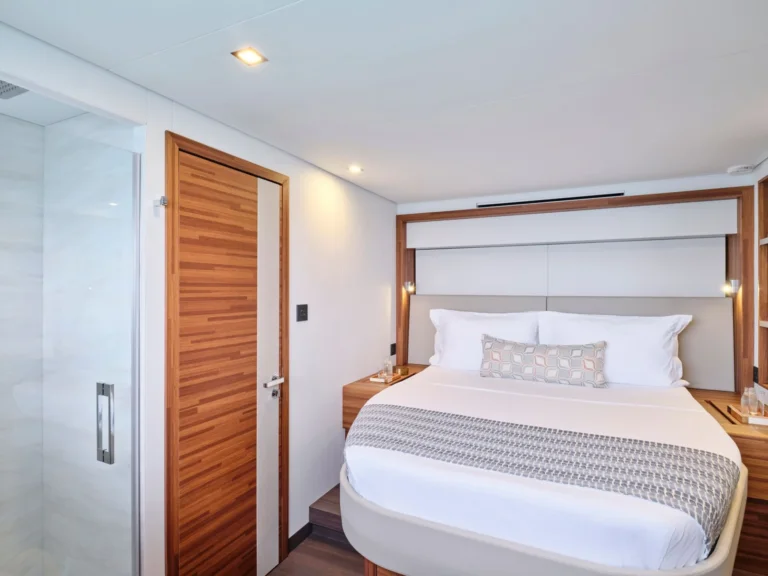 Thira 80 ALOIA 80 – Queen cabin