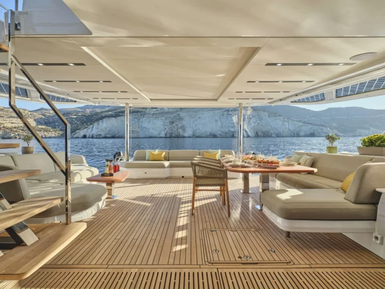 Thira 80 SOL MADININA – Aft deck
